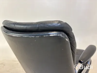 Fåtölj i läderliknande material