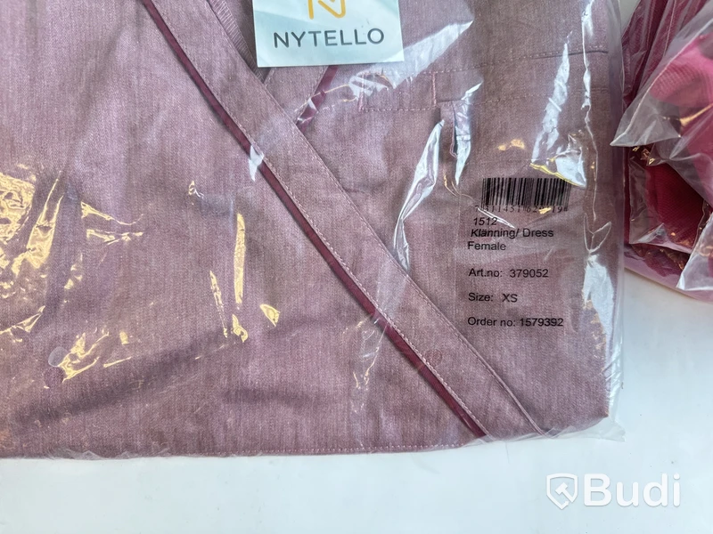 Parti med arbetstunikor och klänningar Nytello, 1512 och 1650, olika färger och storlekar