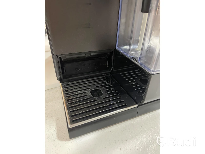 NESPRESSO De Longhi Lattissima touch. Obs! Saknar en del, se sista bilden.