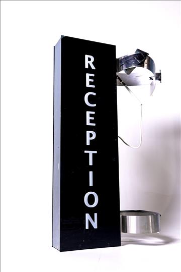 Skylt med texten RECEPTION