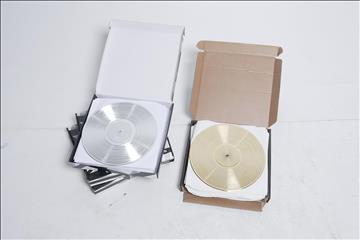 Prydnadsvinyler för inredning, guld och silver.