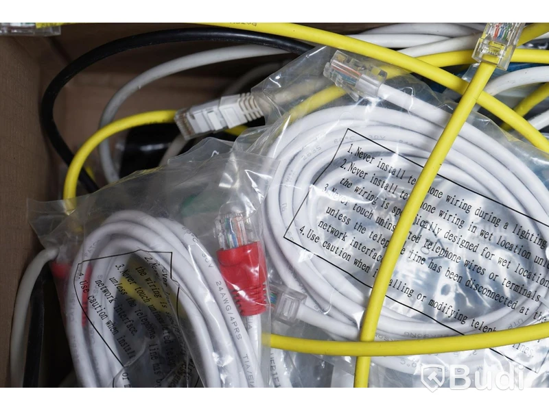 Parti med diverse sladdat - Coaxial, VGA, Ethernet m.m
