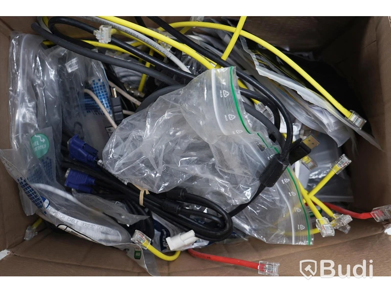 Parti med diverse sladdat - Coaxial, VGA, Ethernet m.m
