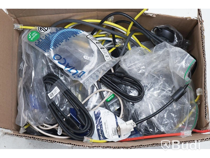 Parti med diverse sladdat - Coaxial, VGA, Ethernet m.m