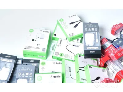 Parti med diverse kablar, USB-C, Micro USB & Lightning m.m.