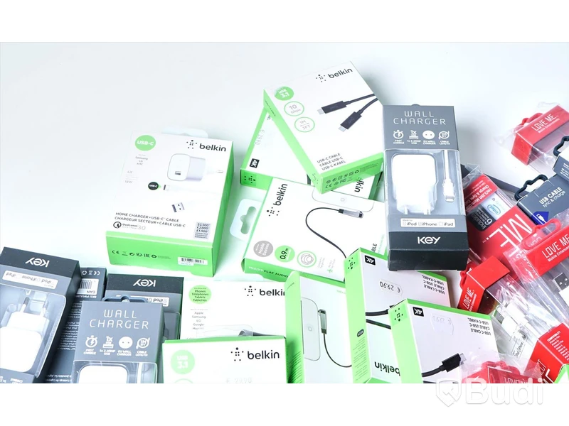 Parti med diverse kablar, USB-C, Micro USB & Lightning m.m.