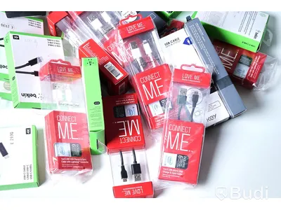 Parti med diverse kablar, USB-C, Micro USB & Lightning m.m.