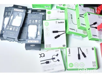 Parti med diverse kablar, USB-C, Micro USB & Lightning m.m.