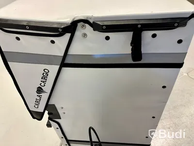 Cykelsläp Carla Cargo Cake, vit, samt packbox Bagpro.