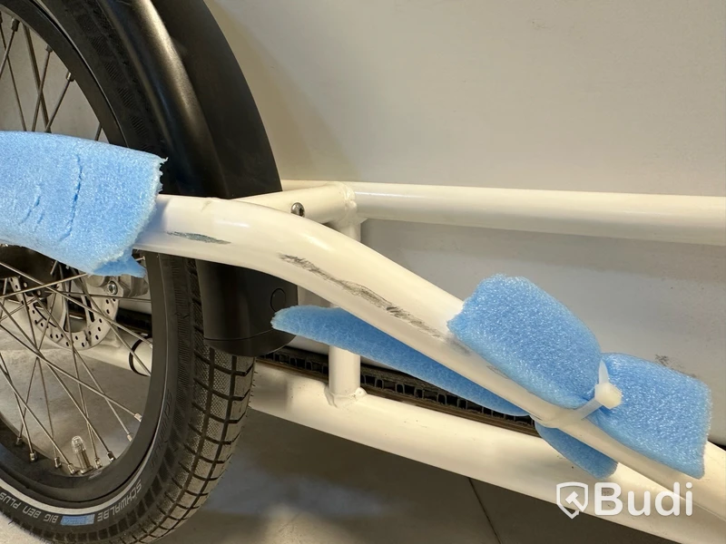 Cykelsläp Carla Cargo Cake, vit, samt packbox Bagpro.