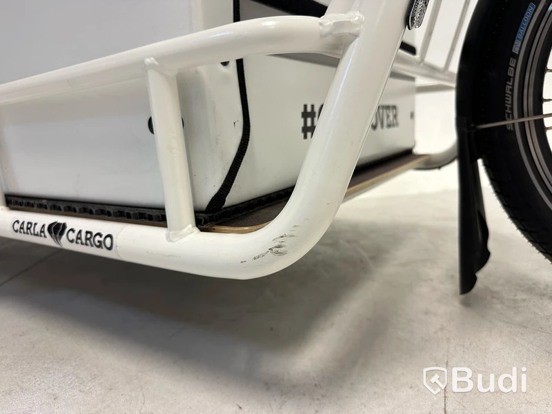 Cykelsläp Carla Cargo Cake, vit, samt packbox Bagpro.