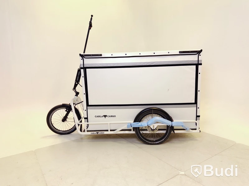 Cykelsläp Carla Cargo Cake, vit, samt packbox Bagpro.