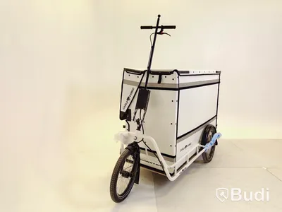 Cykelsläp Carla Cargo Cake, vit, samt packbox Bagpro.
