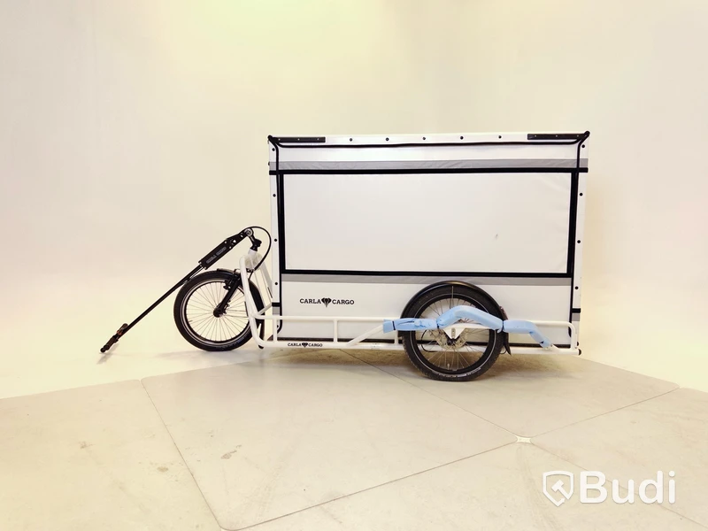 Cykelsläp Carla Cargo Cake, vit, samt packbox Bagpro.