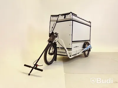 Cykelsläp Carla Cargo Cake, vit, samt packbox Bagpro.