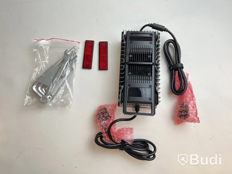 Batteriladdare och 2 st. reflexer Cake Makka