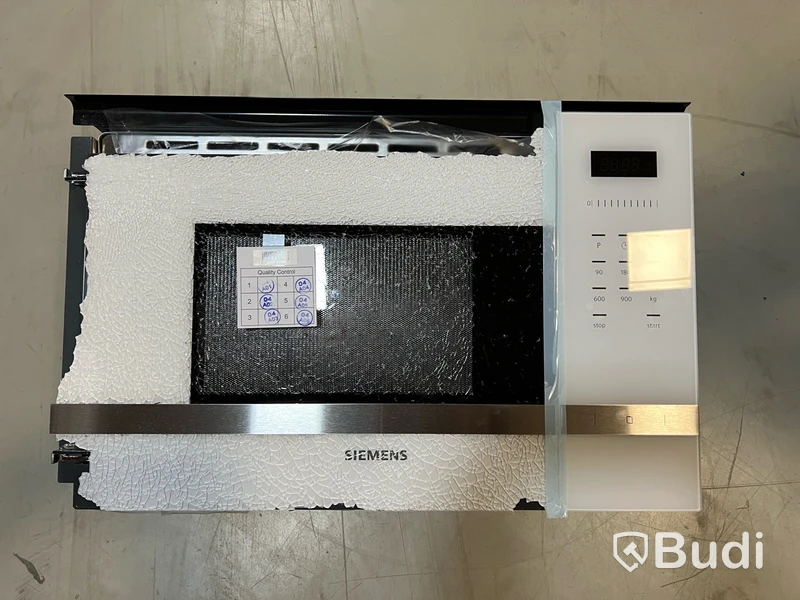 Reklamerad Mikrovågsugn Siemens BF555LMW0, med vit utsida. Obs! Dörrluckan är trasig.