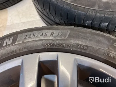 4 st. Bildäck på aluminiumfälg 225/45 R17