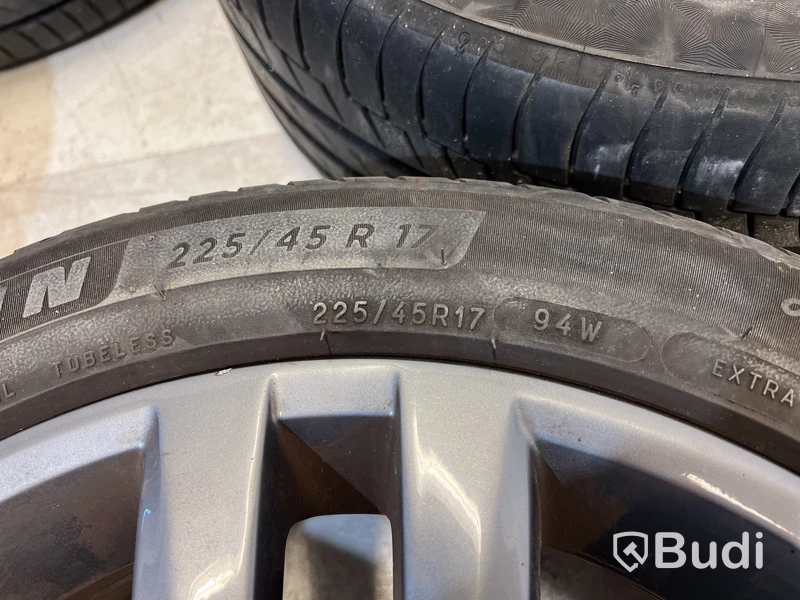 4 st. Bildäck på aluminiumfälg 225/45 R17