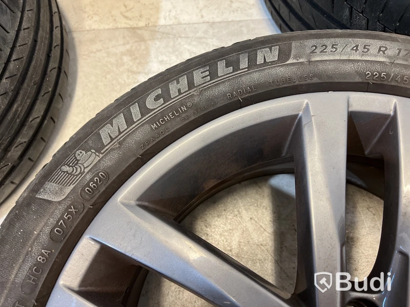 4 st. Bildäck på aluminiumfälg 225/45 R17