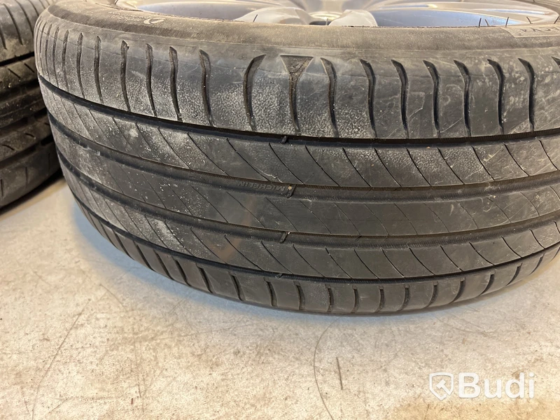 4 st. Bildäck på aluminiumfälg 225/45 R17