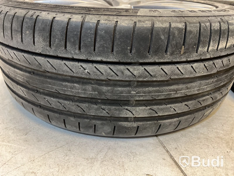 4 st. Bildäck på aluminiumfälg 225/45 R17