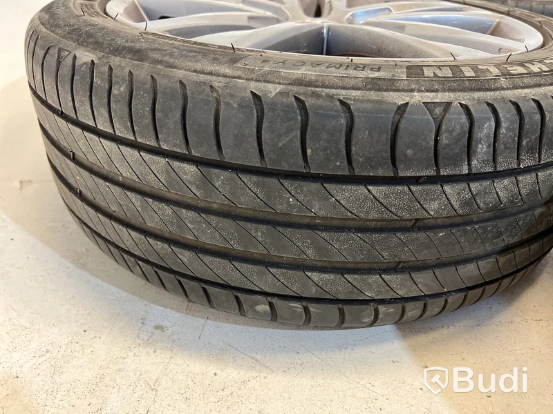 4 st. Bildäck på aluminiumfälg 225/45 R17