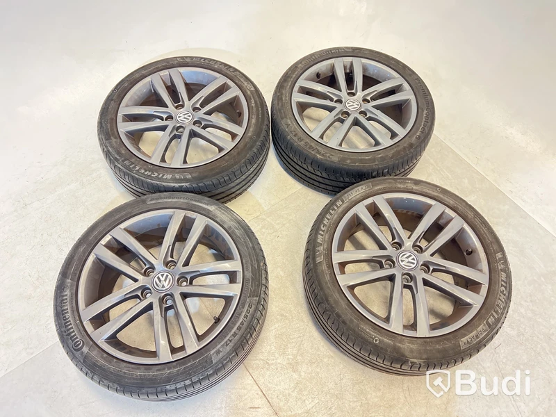 4 st. Bildäck på aluminiumfälg 225/45 R17