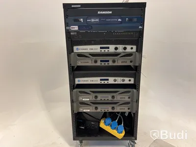Rack med diverse amps.
