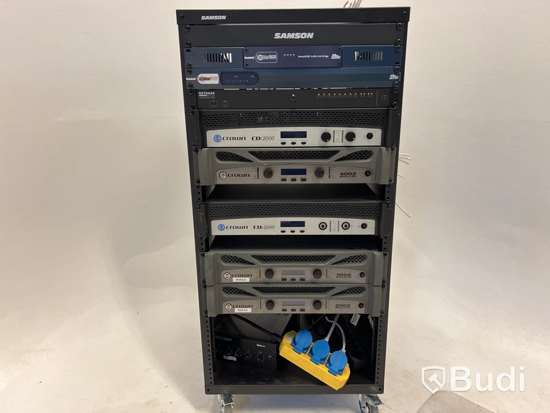 Rack med diverse amps.
