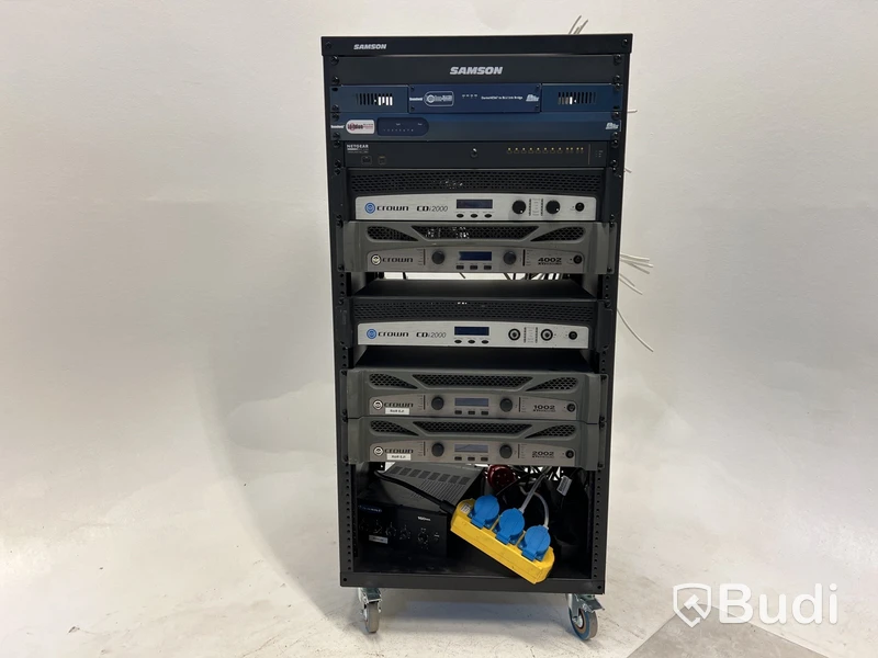 Rack med diverse amps.