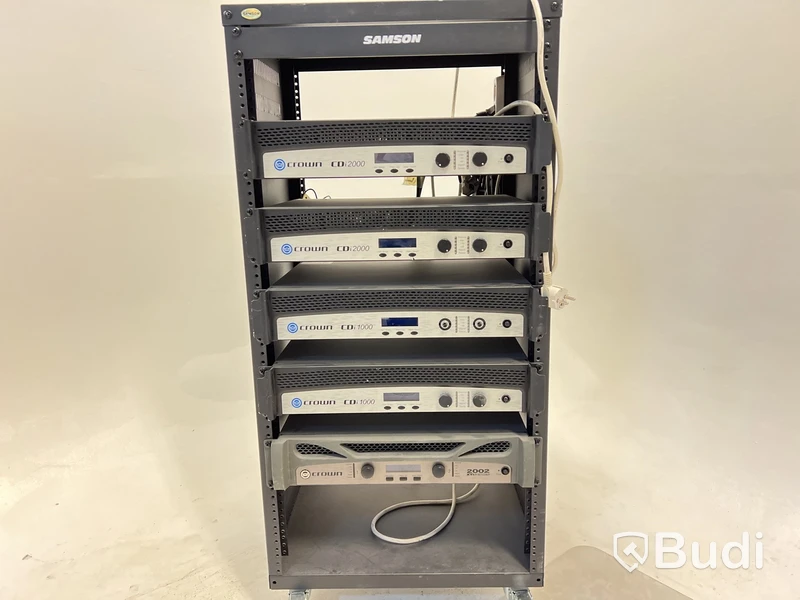 Rack med diverse amps.