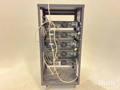 Rack med diverse amps.