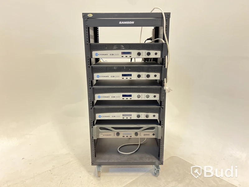 Rack med diverse amps.