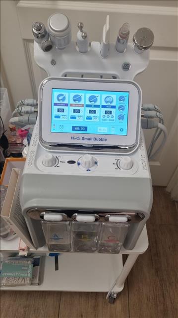 HydraFacial Djuprengörande av ansiktet och djupfuktning av huden genom tillförsel av AHA, BHA, Naturliga fuktfaktorer, Algextrakt, Urea, Mineraler, Antioxidanter