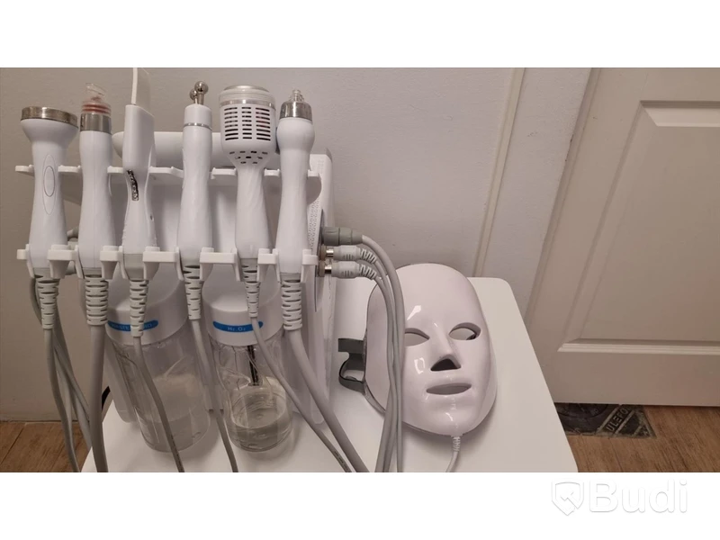 HydraFacial Djuprengörande av ansiktet och djupfuktning av huden genom tillförsel av AHA, BHA, Naturliga fuktfaktorer, Algextrakt, Urea, Mineraler, Antioxidanter