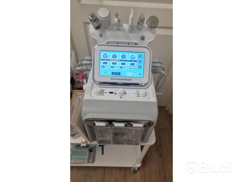 HydraFacial Djuprengörande av ansiktet och djupfuktning av huden genom tillförsel av AHA, BHA, Naturliga fuktfaktorer, Algextrakt, Urea, Mineraler, Antioxidanter