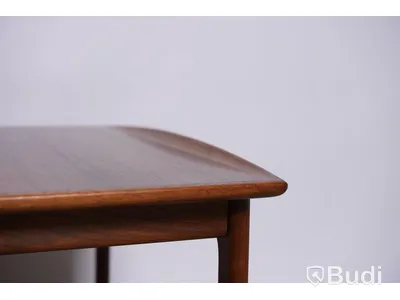 Soffbord i mörkt trä