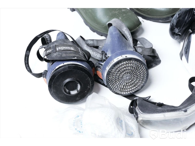 Skyddsutrustnings kit - Stövlar (Storlek 45), Hjälm, Hörselskydd, Skyddsglasögon och 2st Halvmasker.
