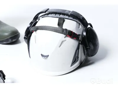Skyddsutrustnings kit - Stövlar (Storlek 45), Hjälm, Hörselskydd, Skyddsglasögon och 2st Halvmasker.