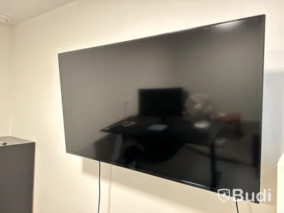 Kontor med skärmar m.m.