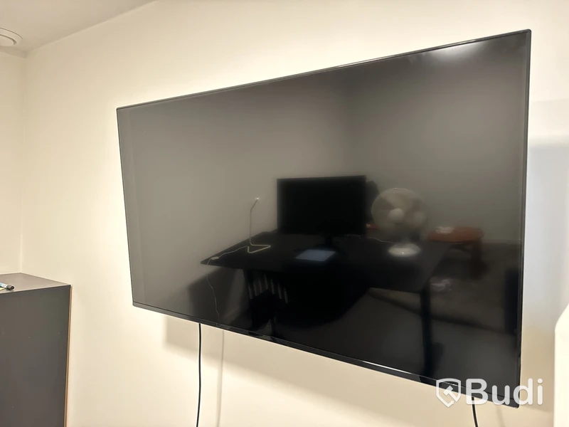 Kontor med skärmar m.m.