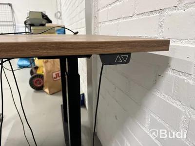 2 st Höj- och sänkbara skrivbord, 2 st stolar samt skänk