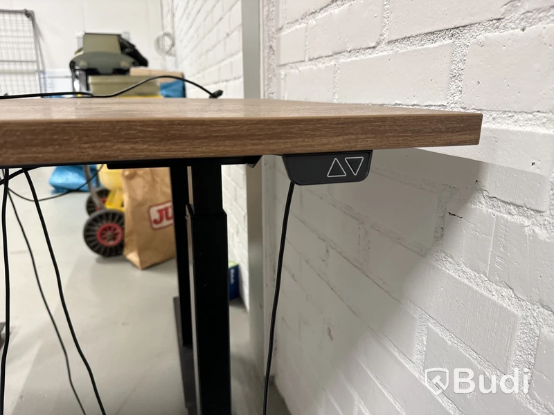 2 st Höj- och sänkbara skrivbord, 2 st stolar samt skänk