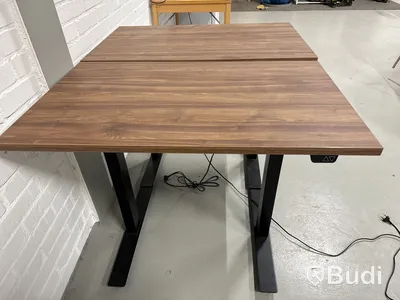 2 st Höj- och sänkbara skrivbord, 2 st stolar samt skänk