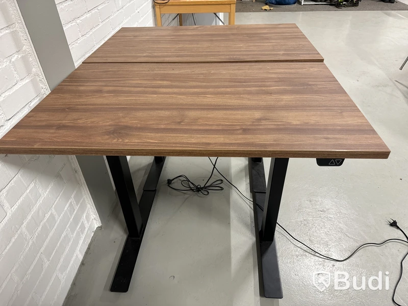 2 st Höj- och sänkbara skrivbord, 2 st stolar samt skänk