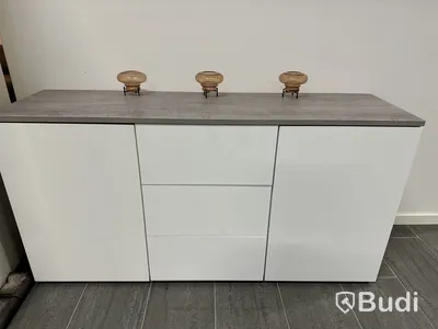 2 st Höj- och sänkbara skrivbord, 2 st stolar samt skänk