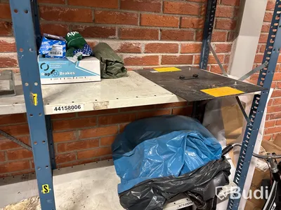 Plåthylla 10-sektioner med innehåll.