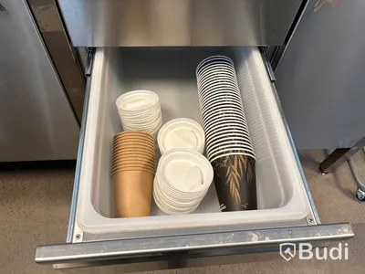 Rostfri bänk med ho & mycket tillbehör.