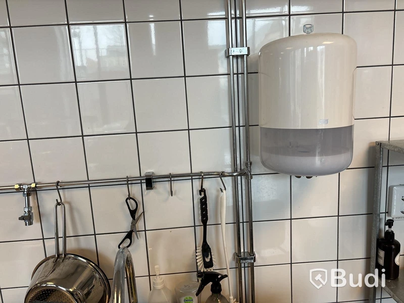 Rostfri bänk med ho & mycket tillbehör.